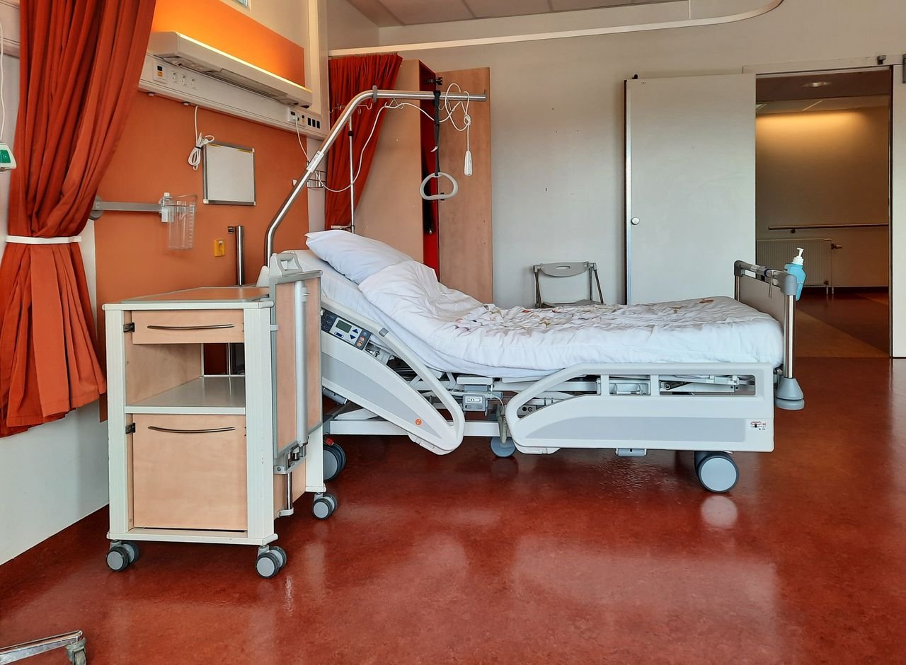 services-02 A clean and modern hospital room equipped with an adjustable bed and medical equipment.